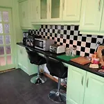 The Railway - 4 Bedrooms Sleeps 11 Pets Ok Moate