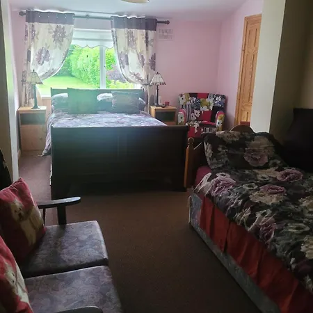 Holiday home The Railway Lodge 4 Bedrooms Sleeps 11 Pets Ok Moate