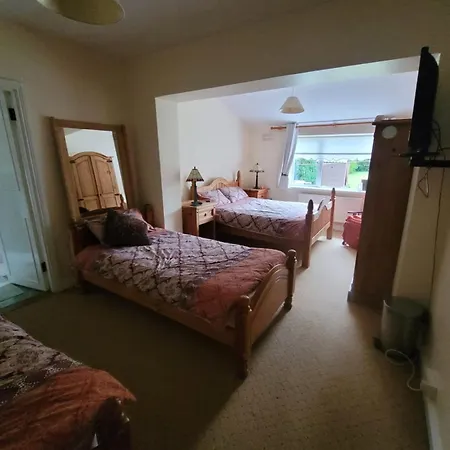 The Railway Lodge 4 Bedrooms Sleeps 11 Pets Ok Holiday home Moate