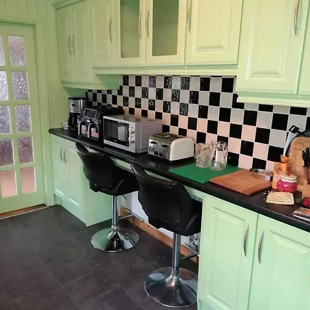 The Railway Lodge 4 Bedrooms Sleeps 11 Pets Ok Moate