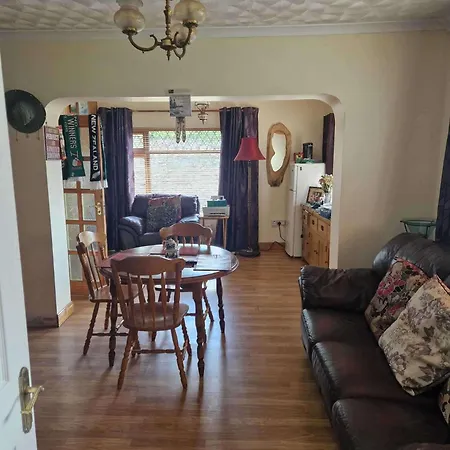 The Railway - 4 Bedrooms Sleeps 11 Pets Ok * Moate