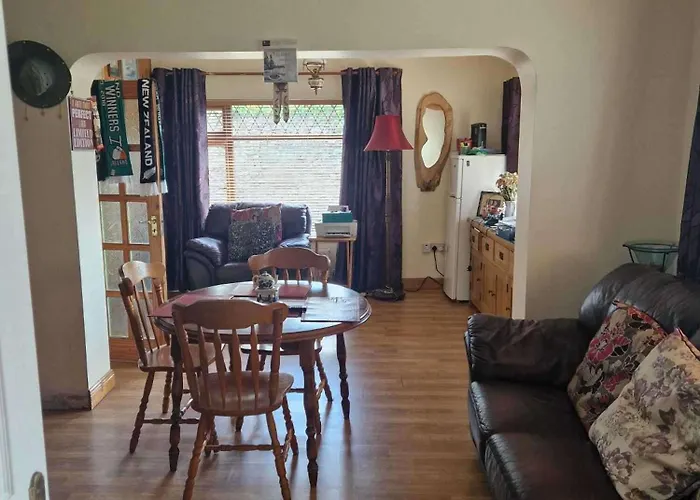 The Railway - 4 Bedrooms Sleeps 11 Pets Ok * Moate